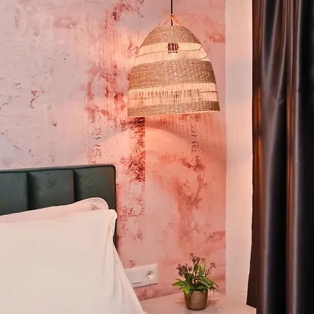 Quiet & Stylish In Apartment *